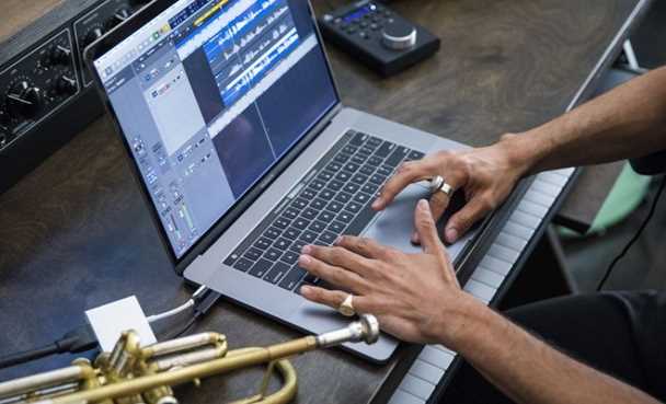 Apple bất ngờ tung ra MacBook Pro mới với bộ xử lý nhanh hơn