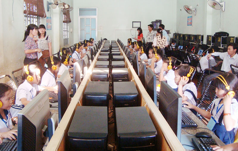 Kỳ thi Olympic tiếng Anh: 32 thí sinh bị rớt do máy nổ hết xăng Kỳ thi Olympic tiếng Anh: 32 thí sinh bị rớt do máy nổ hết xăng