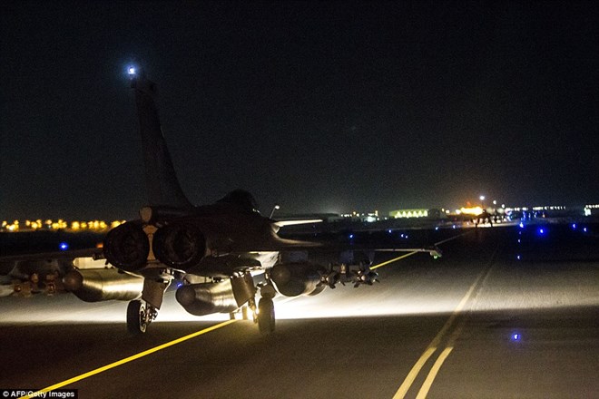 Máy bay chiến đấu Pháp ồ ạt ném bom trả đũa IS ở Syria Máy bay chiến đấu Pháp ồ ạt ném bom trả đũa IS ở Syria
