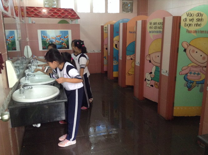 Một nhà vệ sinh, hai đời hiệu trưởng chưa trả hết nợ Một nhà vệ sinh, hai đời hiệu trưởng chưa trả hết nợ