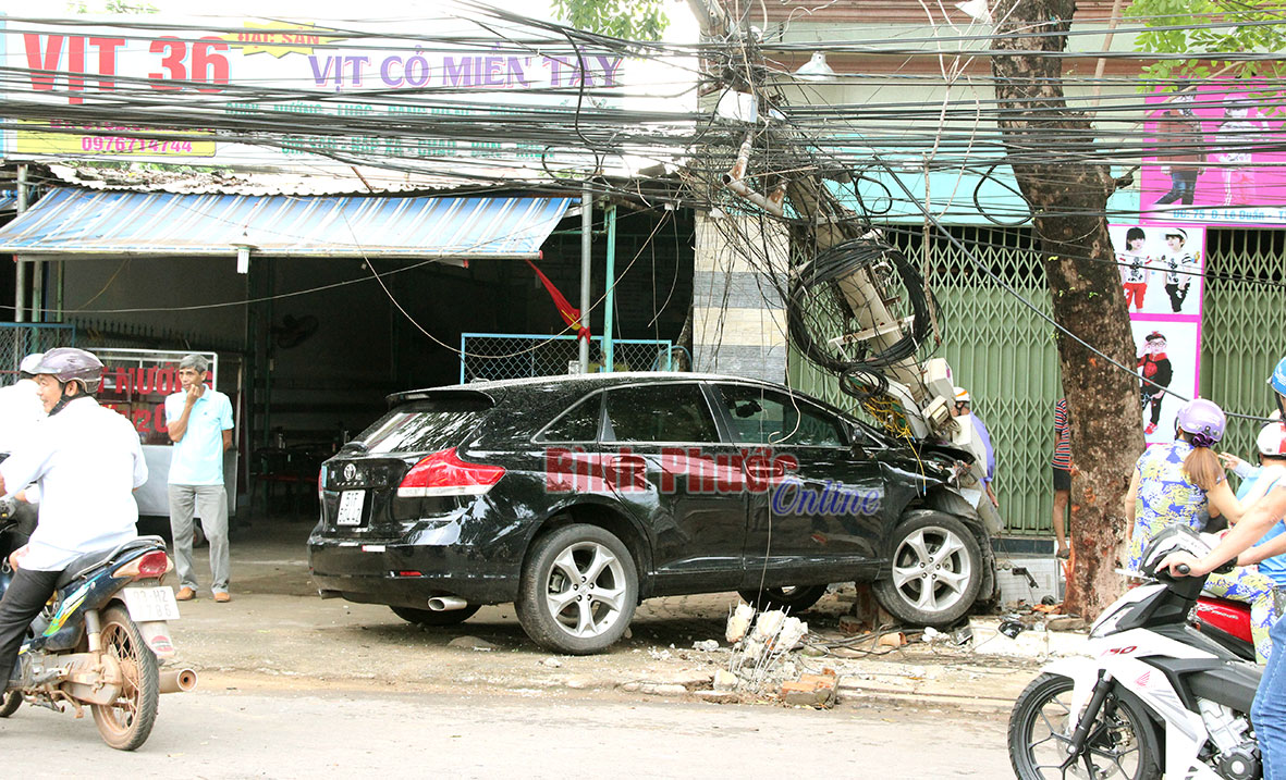 Ôtô tông đứt lìa cột điện Ôtô tông đứt lìa cột điện