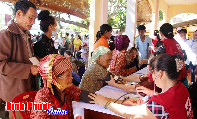 300 người dân xã Hưng Phước được tặng quà và khám, chữa bệnh miễn phí 300 người dân xã Hưng Phước được tặng quà và khám, chữa bệnh miễn phí