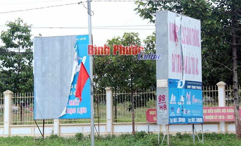 Pa-nô cần được thay mới Pa-nô cần được thay mới