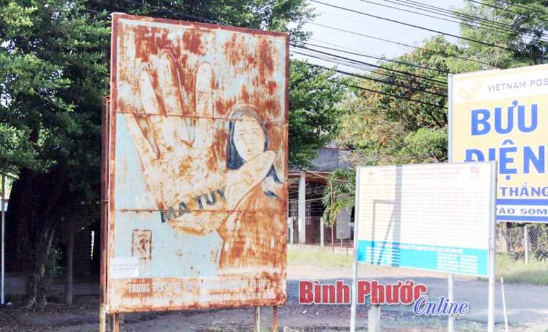 Pa-nô tuyên truyền nhếch nhác