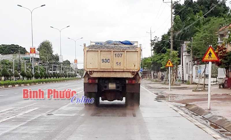 Xe ben chở đá gây nguy hiểm Xe ben chở đá gây nguy hiểm