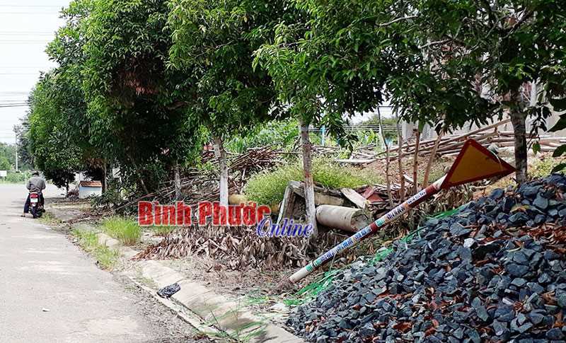 Biển báo giao thông bị đổ Biển báo giao thông bị đổ
