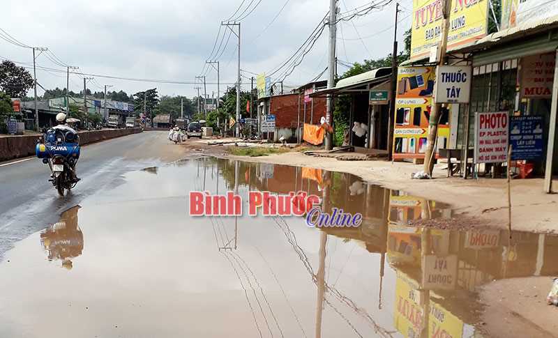 “Ao” án ngữ trên đường