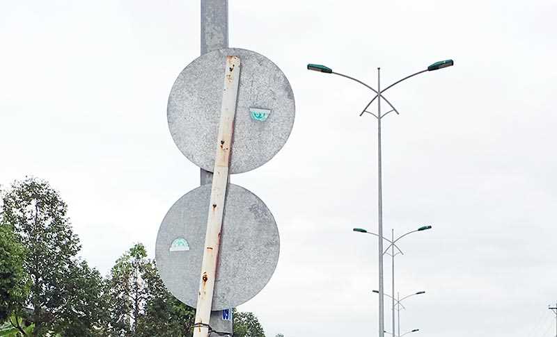 Biển giao thông “quay lưng” Biển giao thông “quay lưng”