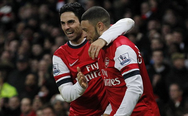 Chamberlain đưa Arsenal trở lại đỉnh