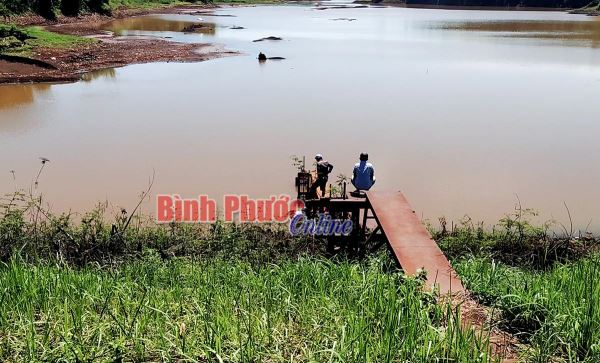 Đang đánh cá, phát hiện một thi thể nổi trên đập nước