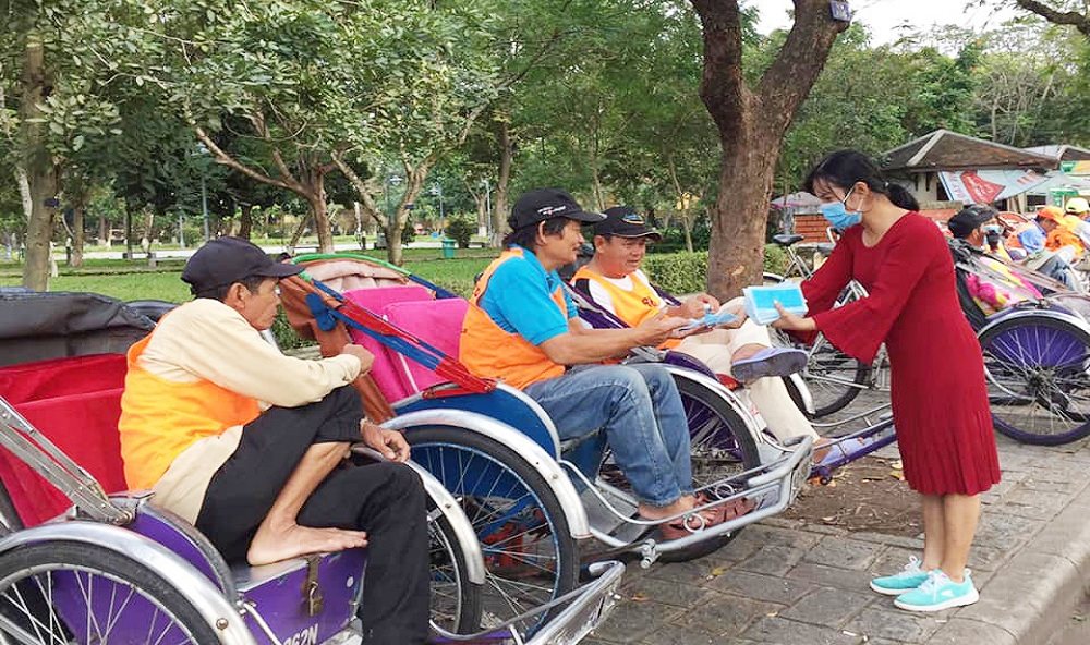 phat-khau-trang-mien-phi-cho-xich-lo04022020114948.jpg