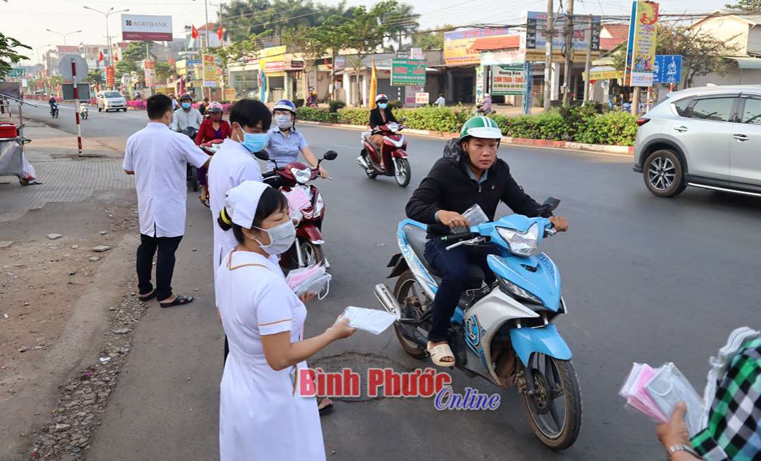 Corona, chiếc khẩu trang và tình người Corona, chiếc khẩu trang và tình người