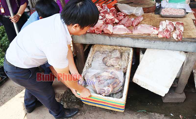 Phát hiện 25,5kg thịt, xương heo đổi màu, bốc mùi hôi thối