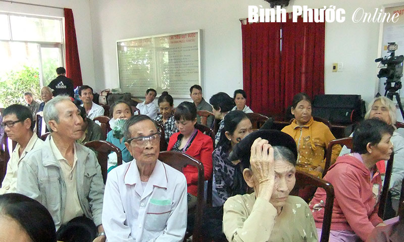 Phẫu thuật mắt và tặng quà cho bệnh nhân nghèo Phẫu thuật mắt và tặng quà cho bệnh nhân nghèo
