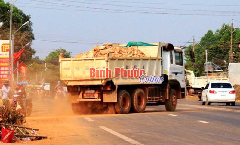Xe chở đất gây bụi Xe chở đất gây bụi
