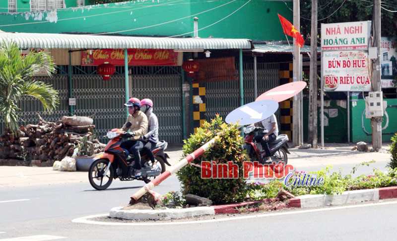 Biển báo giao thông gãy đổ