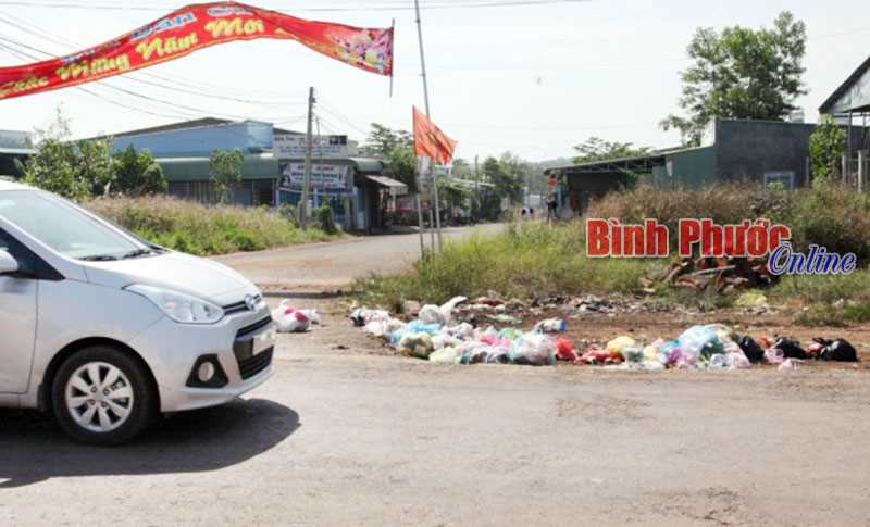 Bãi rác trước cổng khu dân cư Bãi rác trước cổng khu dân cư