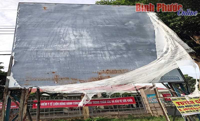 Pa-nô tuyên truyền “ở trần” Pa-nô tuyên truyền “ở trần”