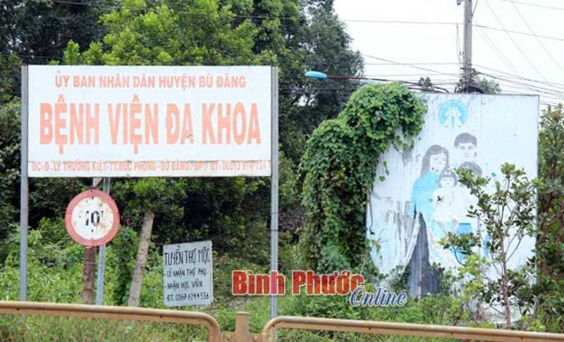 Pa-nô nhếch nhác trước bệnh viện