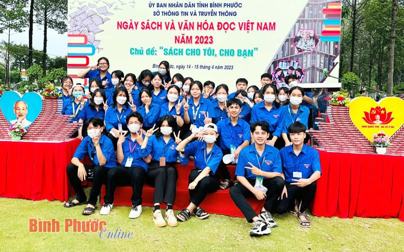 Phía sau những trang sách