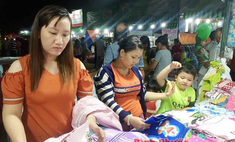 Bù Đăng khai mạc phiên chợ hàng việt về nông thôn Bù Đăng khai mạc phiên chợ hàng việt về nông thôn