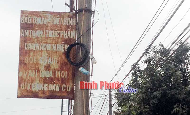 Hình ảnh không đẹp trước cổng trụ sở HĐND, UBND xã Long Hà