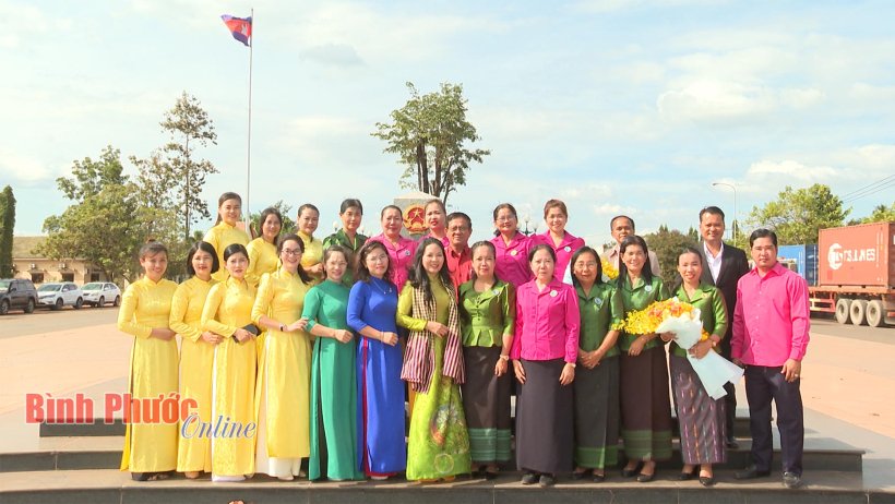 Phụ nữ Bình Phước đón đoàn phụ nữ Campuchia