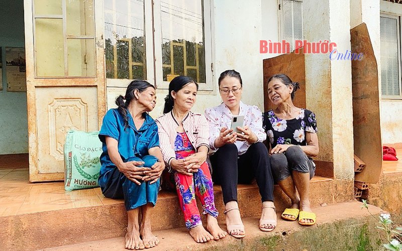 Phụ nữ thôn Phú Thuận giúp nhau phát triển