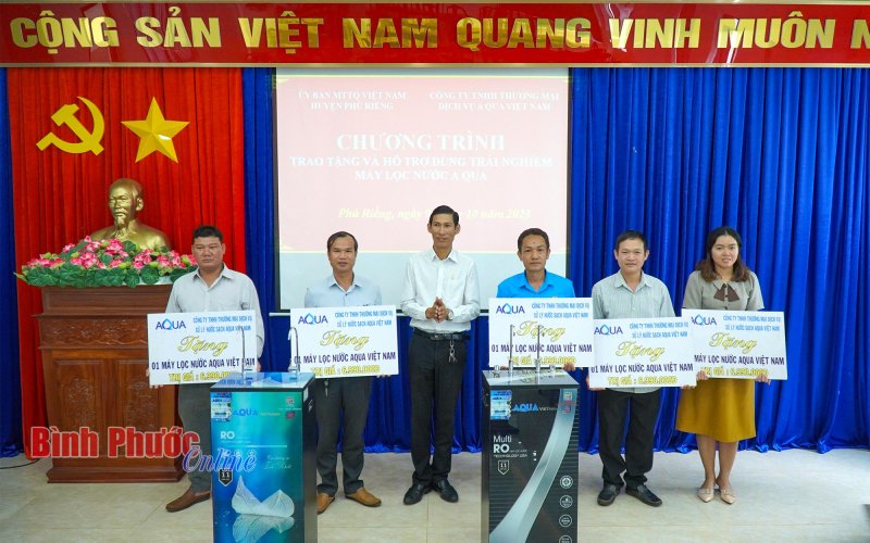 Phú Riềng nhận 11 máy lọc nước AQUA