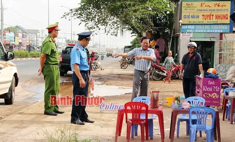 Phúc kiểm tình trạng buôn bán lấn chiếm lòng, lề đường