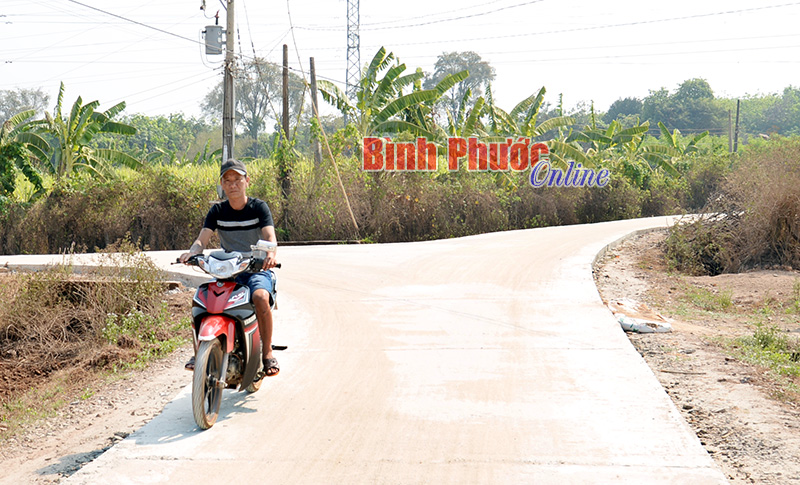 Nhân dân ấp Phú Lạc: 40 ngày làm xong 3km đường Nhân dân ấp Phú Lạc: 40 ngày làm xong 3km đường