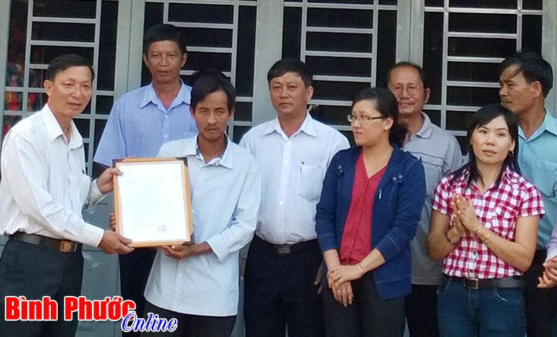 Phường Tân Xuân tặng nhà đại đoàn kết cho hộ khó khăn