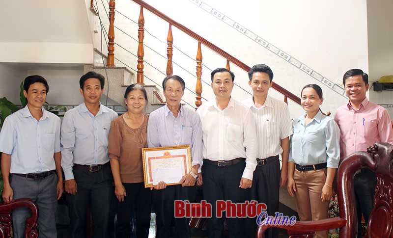 Phú Riềng: 2.427 phần quà tặng đối tượng chính sách
