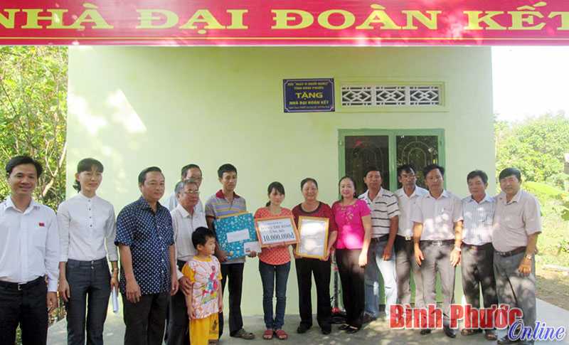 Phú Riềng trao tặng 4 nhà đại đoàn kết cho hộ nghèo Phú Riềng trao tặng 4 nhà đại đoàn kết cho hộ nghèo