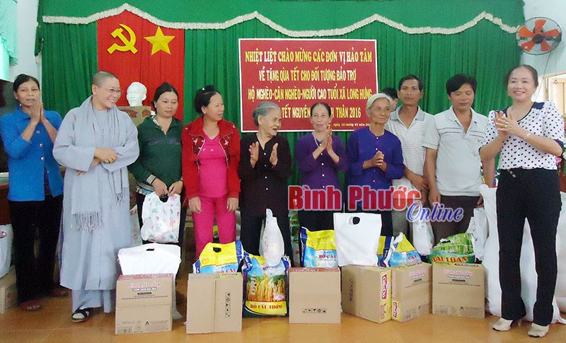 Phú Riềng: Hơn 3 tỷ đồng chăm lo tết người nghèo, người có công Phú Riềng: Hơn 3 tỷ đồng chăm lo tết người nghèo, người có công
