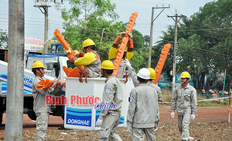 Phục vụ điện an toàn trong mùa mưa bão Phục vụ điện an toàn trong mùa mưa bão