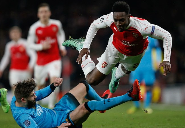 UEFA bỏ qua vụ Pique “cố tình câu thẻ” ở trận thắng Arsenal