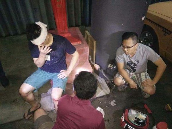 Hai người đi bộ bị xe ôtô đâm vì mải mê chơi Pokemon Go Hai người đi bộ bị xe ôtô đâm vì mải mê chơi Pokemon Go