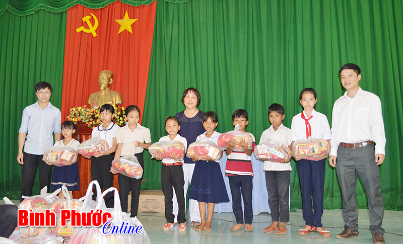 100 phần quà tặng học sinh dân tộc thiểu số, nghèo xã Thuận Lợi 100 phần quà tặng học sinh dân tộc thiểu số, nghèo xã Thuận Lợi