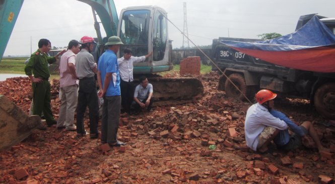 Tài xế xe cẩu đổ gạch, đè chết tài xế xe tải Tài xế xe cẩu đổ gạch, đè chết tài xế xe tải