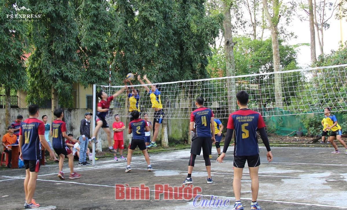 Giải bóng chuyền chào mừng ngày truyền thống dân vận