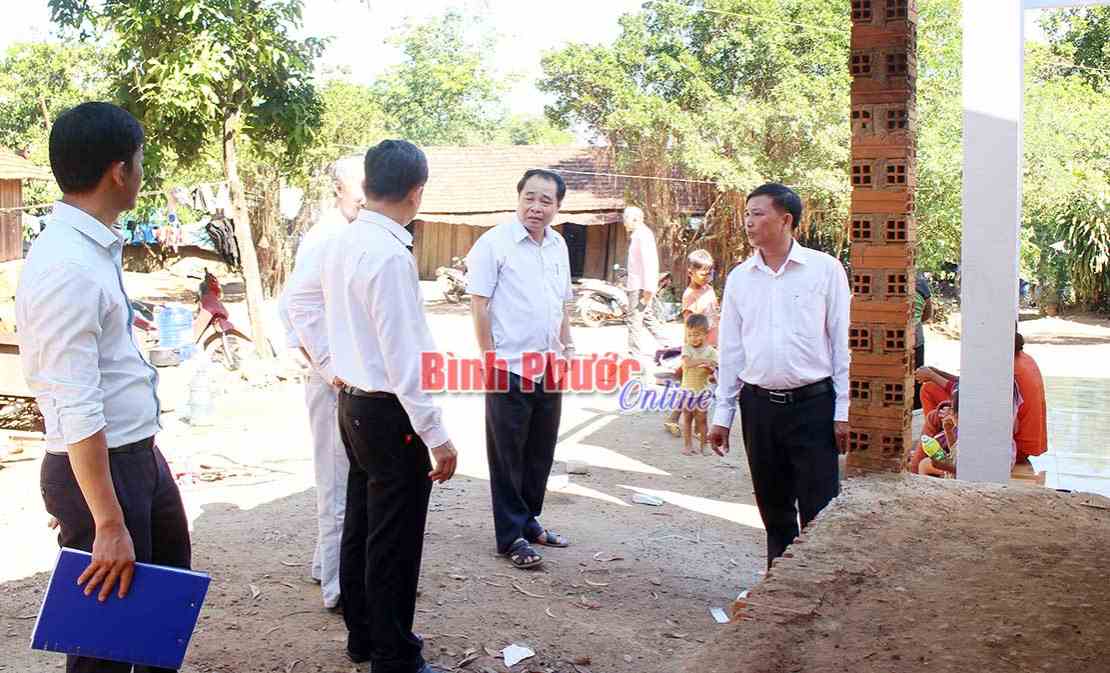 Kiểm tra việc thực hiện đề án xóa hộ nghèo DTTS ở Phú Riềng