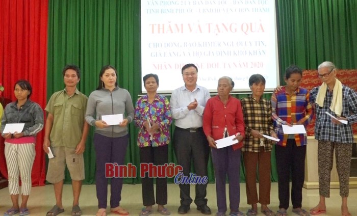 Thăm, tặng quà đồng bào dân tộc Khmer xã Nha Bích dịp lễ Sene Dolta Thăm, tặng quà đồng bào dân tộc Khmer xã Nha Bích dịp lễ Sene Dolta