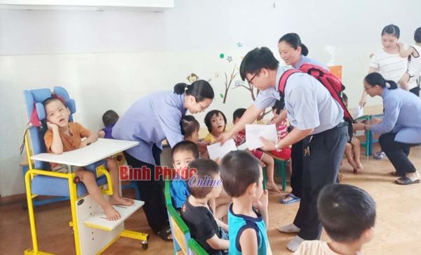150 phần quà tặng trẻ cơ nhỡ, khuyết tật 150 phần quà tặng trẻ cơ nhỡ, khuyết tật