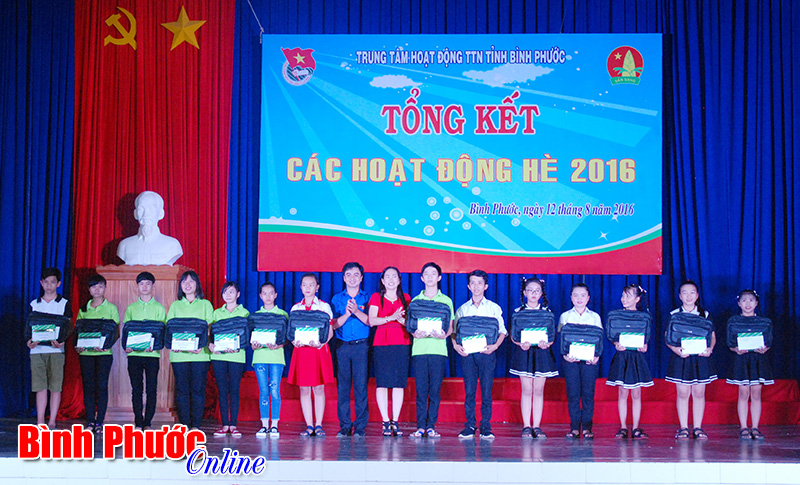 Trao 15 phần quà cho học viên có hoàn cảnh khó khăn học giỏi Trao 15 phần quà cho học viên có hoàn cảnh khó khăn học giỏi