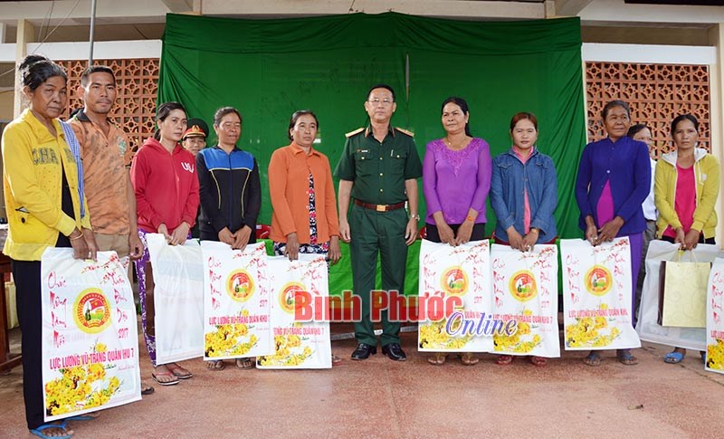 Lãnh đạo Quân khu 7 tặng quà đồng bào khu dân cư Tà Thiết và Đội K72