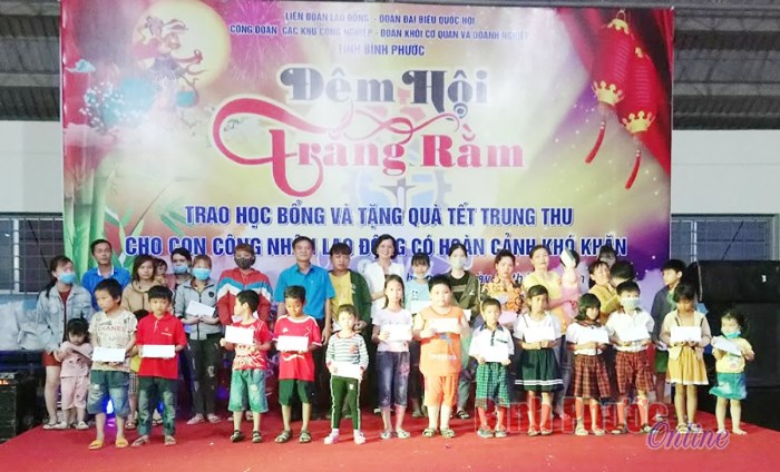 Trao học bổng, tặng quà trung thu tại Khu công nghiệp Chơn Thành Trao học bổng, tặng quà trung thu tại Khu công nghiệp Chơn Thành