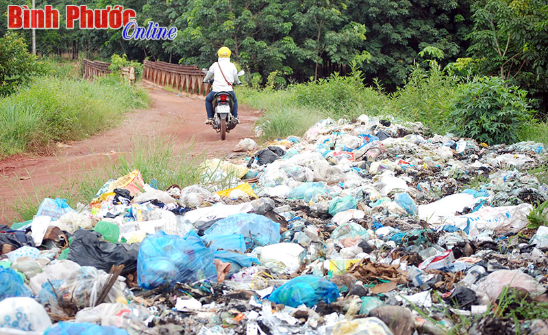 Rác đổ tràn lan ở xã Tân Phước Rác đổ tràn lan ở xã Tân Phước