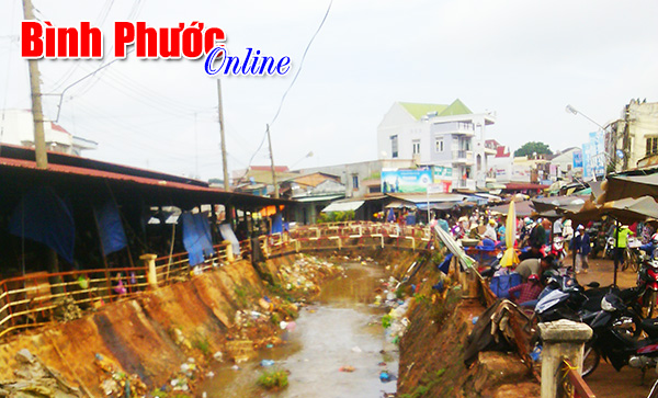 Rác ngập lòng suối giữa chợ Lộc Ninh