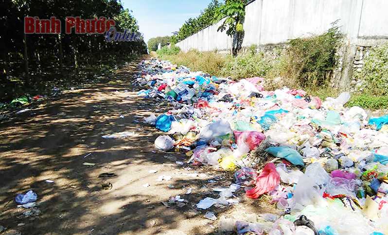 Ảnh phê bình: Rác thải tràn ra đường Ảnh phê bình: Rác thải tràn ra đường